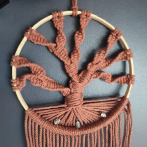 Cette photo représente une suspension en macramé Yggdrasil, rouge terracota